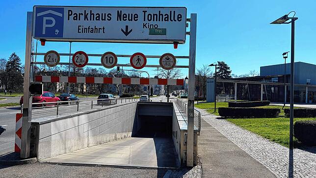 Hier war im März 2025 plötzlich und unerwartet geschlossen: Das Parkhaus an der Neuen Tonhalle. Schuld war offenbar ein Wasserschaden.