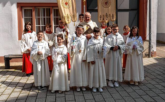 Ihre erste heilige Kommunion empfingen in Geisingen vier Mädchen und zwei Buben. Pfarrer Adolf Buhl zelebrierte die Erstkommunionfeier, ...