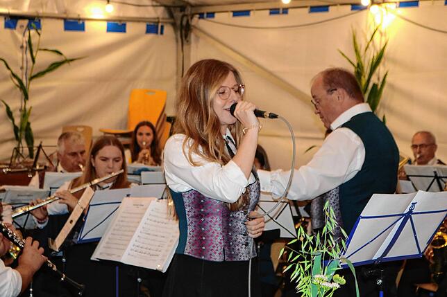 Bild 9: Neudingen zeigt sich blau-weiß Musikkapelle lud zum Bayerischen Wochenende