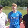 Neuzugang: Sportvorstand Maik Hess (links) und Trainer Dennis Weiß vom Bezirksligisten nehmen Neuzugang Valentin Suckau, der aus dem ...