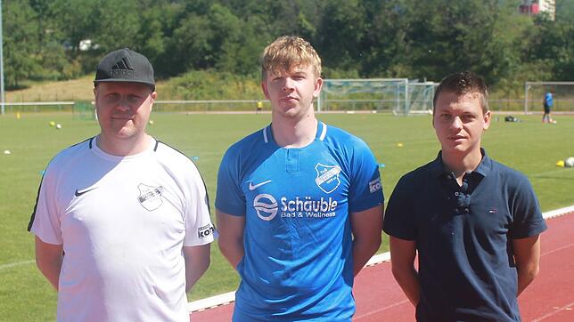 Neuzugang: Sportvorstand Maik Hess (links) und Trainer Dennis Weiß vom Bezirksligisten nehmen Neuzugang Valentin Suckau, der aus dem ...