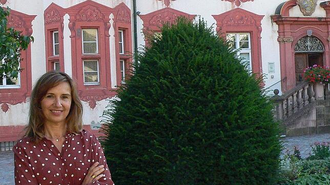 Kulturreferentin Susanna Heim vor Schloss Bonndorf, dem Kulturzentrum des Landkreises Waldshut.