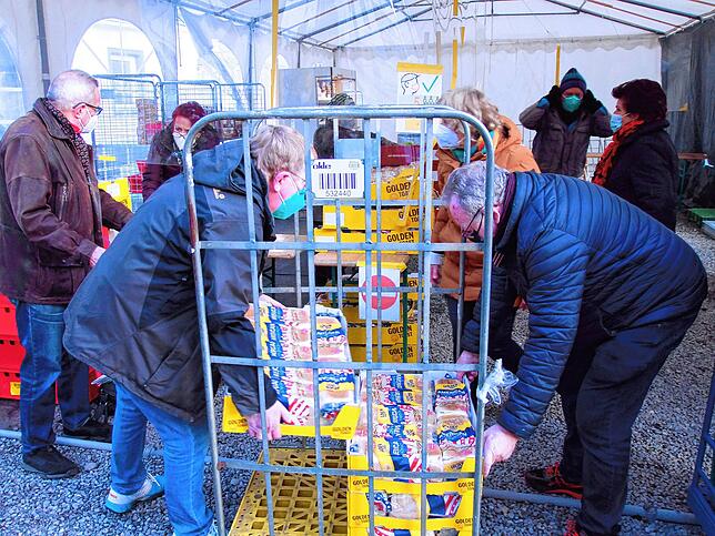 Sie sind ein eingespieltes Team im Radolfzeller Tafelladen (v.li.): Helmut und Doris Reuter, Horst Langer, Christel Leitz, Susanne ...