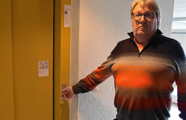 Nichts tut sich: Der defekte Lift in der Pommernstraße am 27. Februar. „Meine Mutter kann die Treppen nicht steigen und hat seit ...