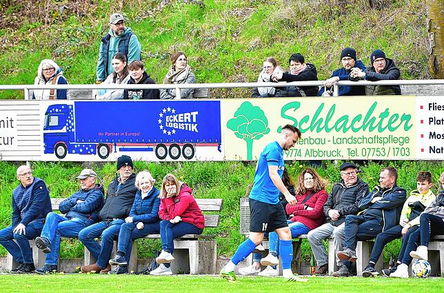 Aus nach 50 Sekunden: Moritz Erne geht geknickt und schmerzender Leiste vom Platz. Der Einsatz des Routiniers im Nachholspiel der SG ...