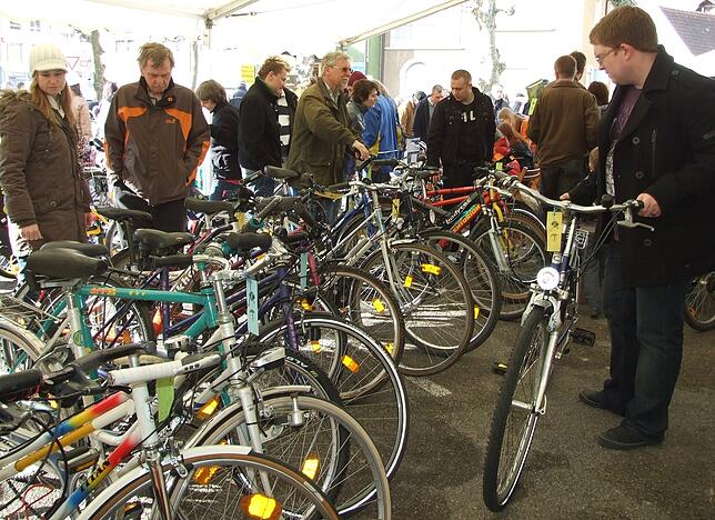 Groß ist die Auswahl beim alljährlichen Gebraucht-Fahrradmarkt auf dem Tiengener Marktplatz.