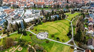 Blick auf die Grünanlage Hubenloch, im Hintergrund die historische Innenstadt von Villingen. Die Wege, Treppen und Pflanzungen dieser ...