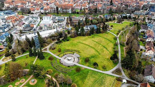 Blick auf die Grünanlage Hubenloch, im Hintergrund die historische Innenstadt von Villingen. Die Wege, Treppen und Pflanzungen dieser ...