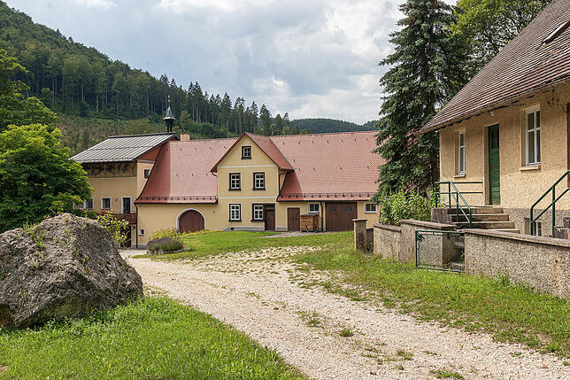 Idylle pur: Das ehemalige Landhaus der Fürstin Katharina von Hohenzollern aus dem Jahr 1868 steht ebenso wie die Maurus-Kapelle unter ...