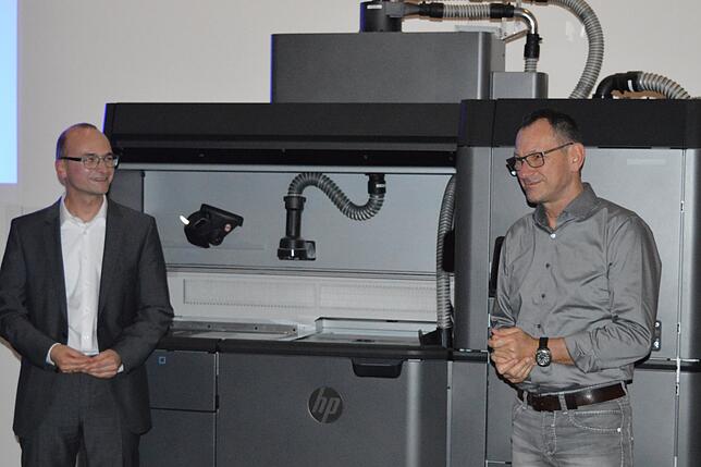 Eindrucksvolle Einblicke: Bürgermeister Martin Ragg zusammen mit Lothar Stern (rechts).