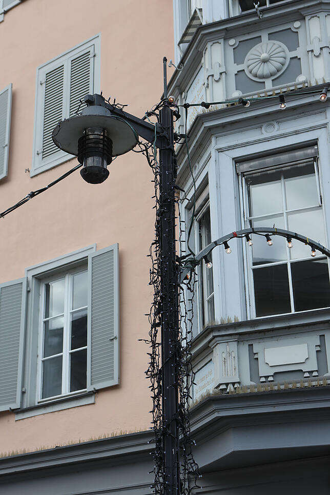Die ersten Lichterketten hängen schon an der Marktstätte.