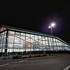 Die Schwimmhalle ist hell beleuchtet, obwohl keine Gäste mehr da sind. Warum ist das so?