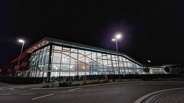 Die Schwimmhalle ist hell beleuchtet, obwohl keine Gäste mehr da sind. Warum ist das so?