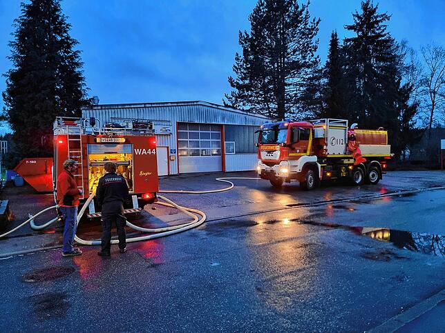 Bei der Schwenninger Wäscherei Klaiber wird am Samstag vor Sonnenaufgang eine Wasserversorgung von der Feuerwehr aufgebaut.