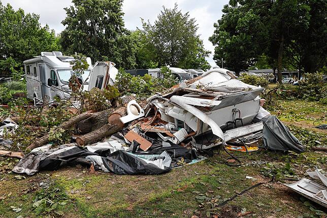 Diesen Wohnwagen auf dem Campingplatz Allensbach hat das Unwetter schlimm getroffen. Eine 34-jährige Frau und ihre fünfjährige Tochter ...
