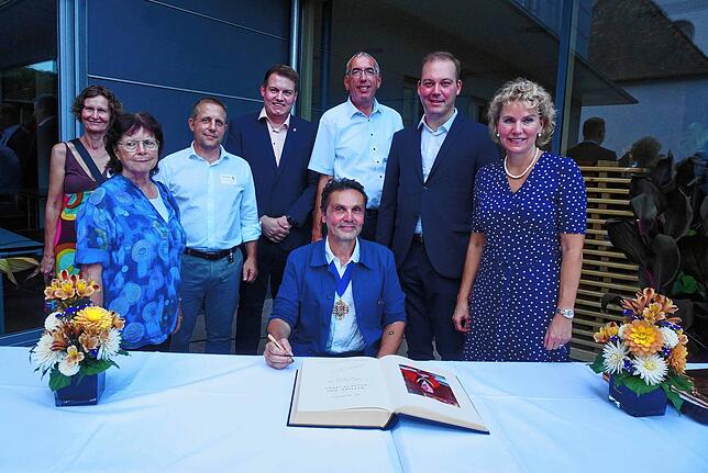 Matthew Bird, Bürgermeister von Lewes, hat sich beim Empfang der Stadt auf dem Kirchplatz ins Goldene Buch der Stadt eingetragen, hinter ...