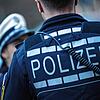 Eine Polizistin (l) und ein Polizist gehen im Rahmen eines Fototermins eine Straße entlang (gestellte Szene). (Symbolbild)