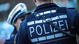 Eine Polizistin (l) und ein Polizist gehen im Rahmen eines Fototermins eine Straße entlang (gestellte Szene). (Symbolbild)