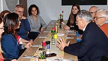 Andreas Stoch (vorne rechts) und Derya Türk-Nachbaur (zweite von links) treffen sich mit Vertretern der Gewerkschaft Erziehung und ...