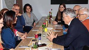 Andreas Stoch (vorne rechts) und Derya Türk-Nachbaur (zweite von links) treffen sich mit Vertretern der Gewerkschaft Erziehung und ...