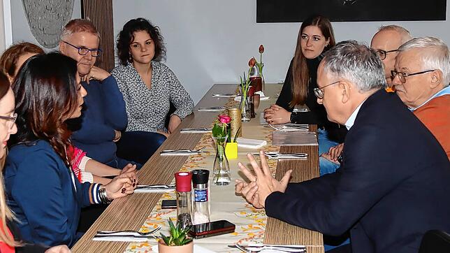 Andreas Stoch (vorne rechts) und Derya Türk-Nachbaur (zweite von links) treffen sich mit Vertretern der Gewerkschaft Erziehung und ...