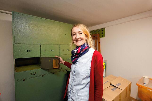 Constanze Preiß hat eines der alten Schließfächer im Tresorraum geöffnet. Der Stahlschrank stammt vermutlich vom Anfang des 20. ...