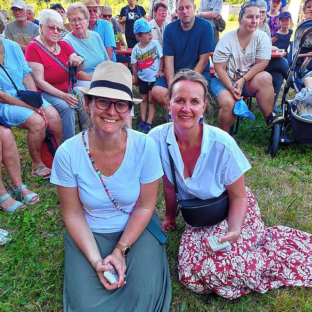 Carolin Graf (links) und Sandra Grassl haben den Klostermarkt organisiert und genießen den Auftritt des Frauen- und Männerchors des MGV ...