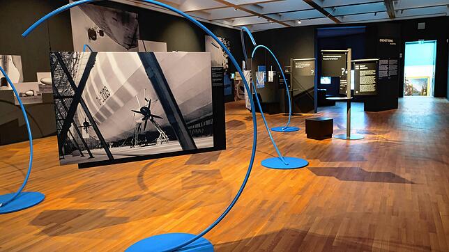 Die 11.000 Fotografien im Archiv des Zeppelin Museums bilden den Ausgangspunkt für die Ausstellung „Bild und Macht. Zeppelin-Fotografie ...