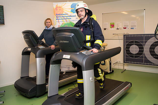 Kai Eichler beim Training für seinen dritten Weltrekord. Hier ging es um einen 48-Stunden-Lauf in Feuerwehr-Ausrüstung.