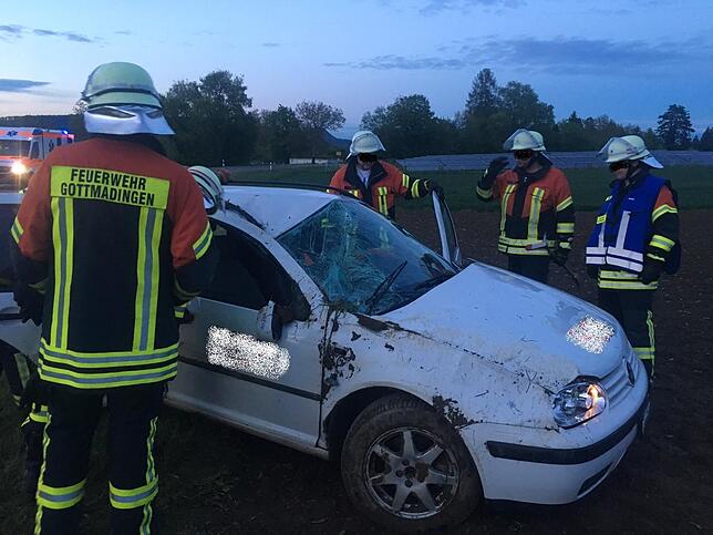 Die Einsatzkräfte der Gottmadinger Feuerwehr mussten den eingeklemmten Fahrer aus seinem Auto befreien.