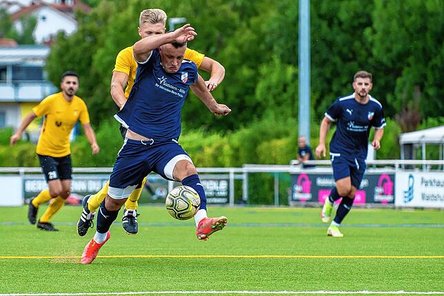 Spektakulärer Trikotwechsel: Bezirksliga-Torschützenkönig Nexhdet Gusturanaj (vorn) kehrte dem FC Tiengen 08 nach zwei Jahren ...
