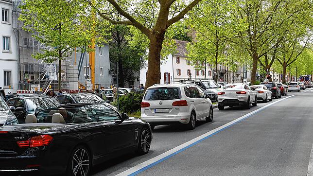 (Archivbild) Einkaufstag in Konstanz: In der Laube herrscht zähfließender Verkehr, die wenigen Stellflächen in der Mitte sind heiß begehrt.