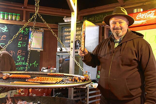 Hans-Robert Lemoine verkauft in der Grillhütte vor dem Oberen Tor beim Familientag die Bratwurst für 4 statt 4,50 Euro.