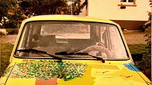 Anette Klaas erstes Auto war ein Renault 5 – und bunt bemalt mit einem Apfelbaum und grüner Wiese auf der Motorhaube.
