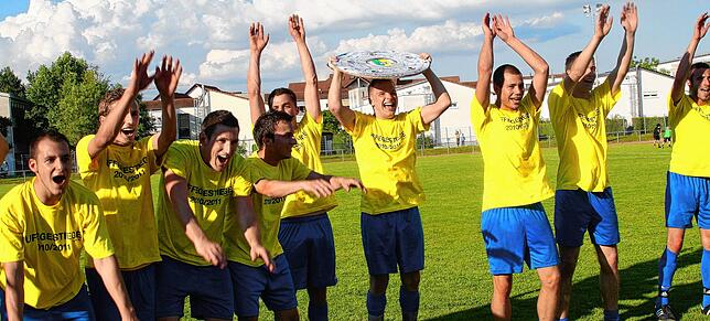 Bild 1: Schnappschüsse aus der Bezirksliga-Saison 2010/2011