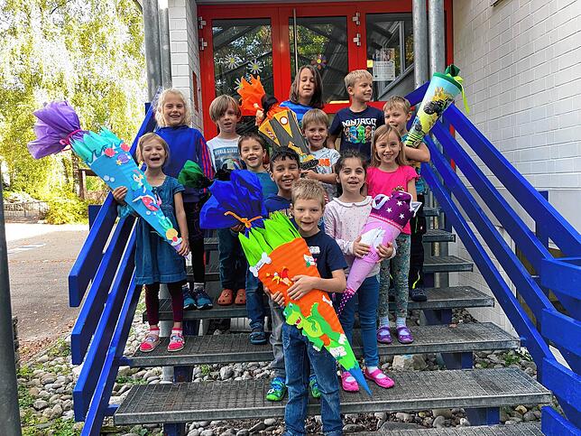 Die Erstklässlerinnen und Erstklässler der Grundschule Stahringen mit ihren Paten, die sie bei ihrem aufregenden Start in den ...
