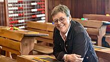 Friederike Lutz (61) in einer Holzbank. Sie leitet das Schulmuseum in Friedrichshafen.