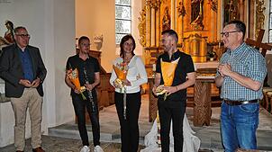 Peter Lotzer (rechts), Vorsitzender der alt-katholischen Gemeinde Sauldorf-Meßkirch, und Pfarrer Andreas Sturm bedanken sich bei Patrick ...