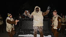Zum Aufnahme-Ritual gehört es, dass die Neumitglieder aus einem Sarg mit Hugeloh-Maske auferstehen müssen.