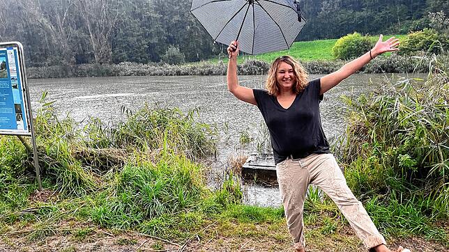 Der lang ersehnte Regen tut dem Eisweiher im Osterholz nach der großen Hitze zusätzlich gut &ndash; Sabrina Molkenthin vom Stockacher ...