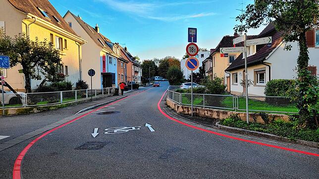 Zwei neue Fahradstraßen in Singen: Eine Davon befindet sich in der Schlachthausstraße. Dort sind bereits Piktogramme aufgemalt, die die ...