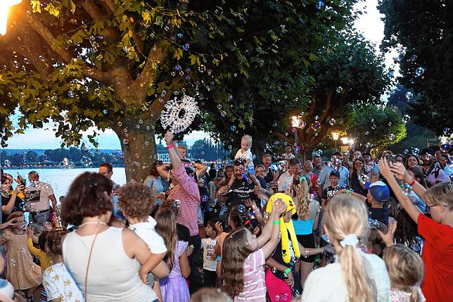Bild 1: Beim Seenachtfest 2023 treffen sich im Stadtgarten und an der Seestraße alle Generationen