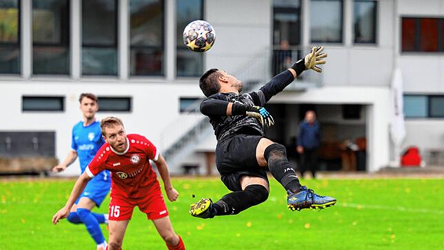 Marius Blum (rechts) vom SV Markelfingen schaffte es in unsere Top-Abwehraktionen der Woche.