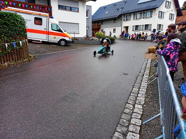 Bild 3: So rasant ging es beim Kärrelerennen in Hepbach zu