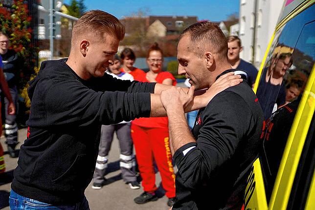 Die Ausbildern Pascal Flohr und Robin Baumann (rechts) zeigen bei einer Schauübung der Sportakademie Einsatzkräften, wie sie mit Gewalt ...