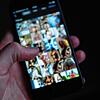 Eine Person schaut sich auf diesem nachgestellten Foto auf einem Smartphone pornografische Bilder an. Die Staatsanwaltschaft ...