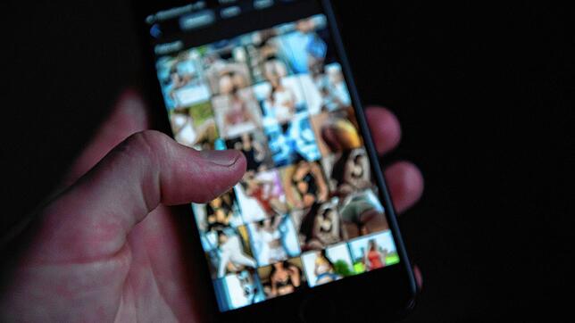 Eine Person schaut sich auf diesem nachgestellten Foto auf einem Smartphone pornografische Bilder an. Die Staatsanwaltschaft ...