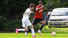 Der FC Überlingen (Joshua Keller, rechts) hatte ordentlich zu kämpfen, ehe das 3:1 über den SV Geisingen (Roman Jauch) in trockenen ...