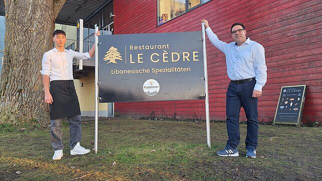Rabi Tarraf (rechts) und sein Sohn Jonathan stehen vor der Schänzelhalle mit ihrem Restaurant Le Cedre.