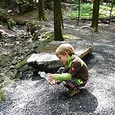 Die Witzwanderung hält viele abenteuerliche Spielstellen in der Natur bereit.